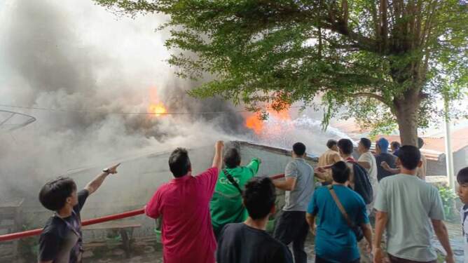 Foto: Personel damkar PT STTC yang diterjunkan ke lokasi kebakaran.