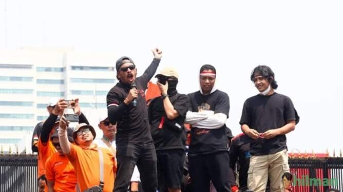 Sejumlah artis dan komika menyampaikan orasi   saat ikut demo Darurat Indonesia di depan gedung DPR RI, Kamis (22/8/2024). (YouTube)