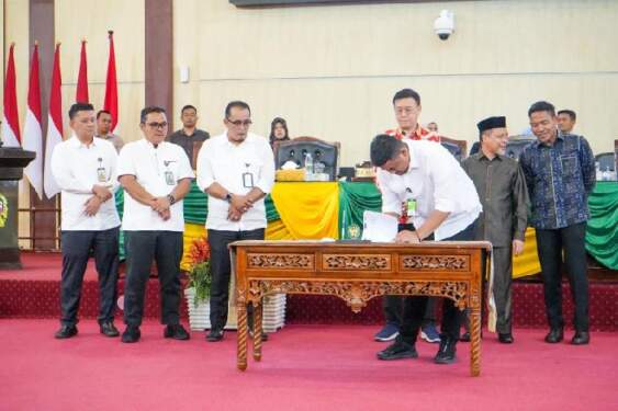 Foto: Wali Kota Medan Bobby Nasution menandatangani Nota Kesepakatan KUA-PPAS R-APBD Kota Medan TA 2025, Selasa (6/8/2024) di gedung dewan.