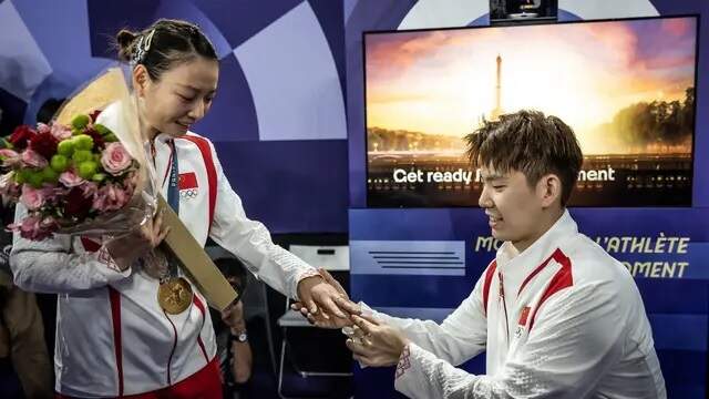 Foto: Pebulutangkis ganda campuran Tiongkok, Huang Ya Qiong, dilamar sang kekasih Liu Yuchen usai meraih medali emas Olimpiade Paris 2024.