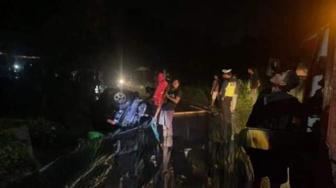 Foto: Mobil terjerembab ke dalam tanah longsor, berhasil dievakuasi.