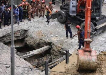Heboh, Turis Hilang-Jatuh ke Lubang di Jalan