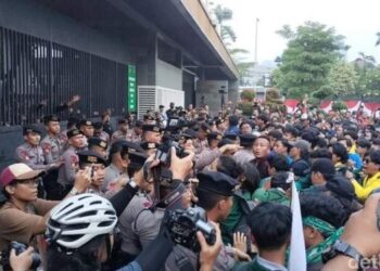 Kritik Pemerintahan Jokowi, Mahasiswa Demo Sidang Tahunan MPR