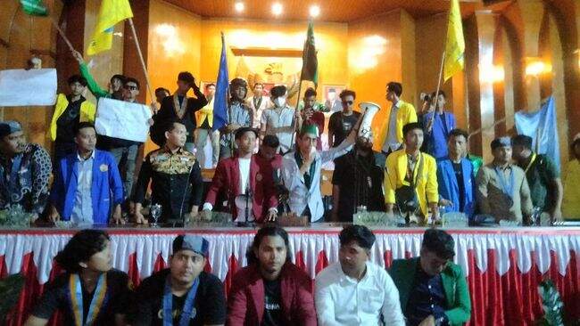 Foto: Mahasiswa menduduki Ruang Rapat Paripurna di Gedung DPRD Asahan.