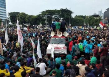 Massa Demo ‘Darurat Indonesia’ Sudah Kepung Gedung DPR