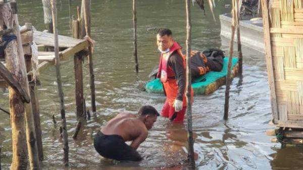 Foto: Petugas dibantu warga saat mengevakuasi mayat pria tak dikenal di tepian Sungai Deli, Labuhan Deli, Medan Marelan. (Istimewa)