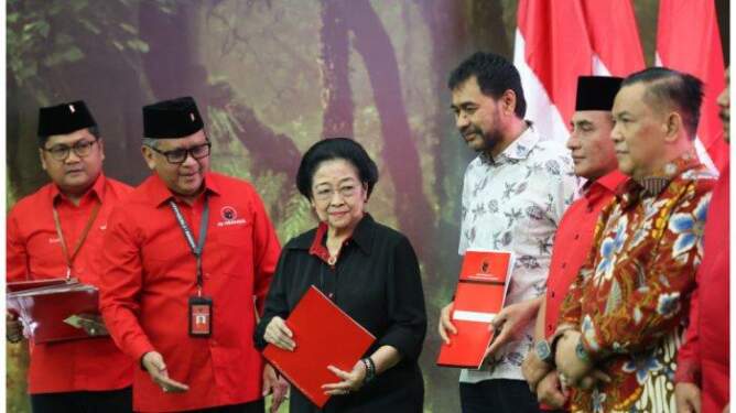 Foto: PDIP serahkan surat rekomendasi ke sejumlah calon kepala daerah.