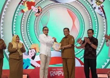 Buku Modul Ajar Cinta Bangga Paham Rupiah tingkat SMA secara simbolis diserahkan Kepala Kantor Perwakilan Bank Indonesia Provinsi Sumatera Utara I.G.P. Wira Kusuma kepada Kepala Bidang Guru dan Tenaga Pengajar Dinas Pendidikan Provinsi Sumatera Utara, Drs. Yeddi Efendi Sipayung M.Pd.(Dok:BI Sumut)