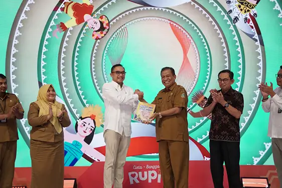 Buku Modul Ajar Cinta Bangga Paham Rupiah tingkat SMA secara simbolis diserahkan Kepala Kantor Perwakilan Bank Indonesia Provinsi Sumatera Utara I.G.P. Wira Kusuma kepada Kepala Bidang Guru dan Tenaga Pengajar Dinas Pendidikan Provinsi Sumatera Utara, Drs. Yeddi Efendi Sipayung M.Pd.(Dok:BI Sumut)