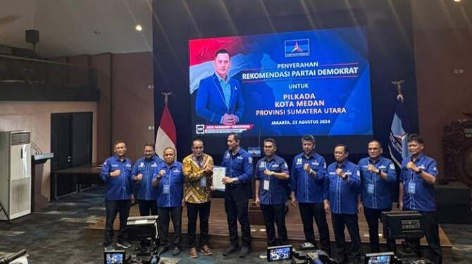 Foto: Momen AHY menyerahkan surat dukungan ke Aulia Rachman untuk Pilwalkot Medan.