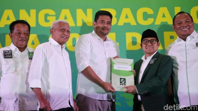 Foto: Ketua Umum PKB Muhaimin Iskandar menyerahkan dokumen model B.1-KWK atau persetujuan partai politik kepada Bobby Nasution untuk maju di Pilgub Sumut 2024. (Pradita Utama - detikNews)
