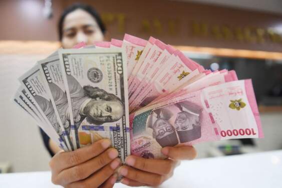 Foto: Nilai tukar rupiah melemah 0,16 persen ke Rp15.524 per dolar AS pada perdagangan Kamis (22/8) pagi.