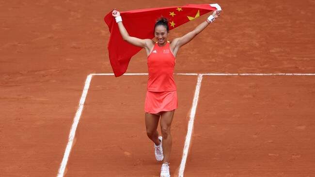 Foto: Atlet tenis tunggal putri Tiongkok Zheng Qinwen meraih emas Olimpiade 2024.