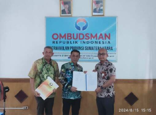 Foto: Ombudsman RI Perwakilan Sumut menyerahkan Laporan Akhir Hasil Pemeriksaan (LAHP) kepada Kadishub Medan Iswar Lubis.