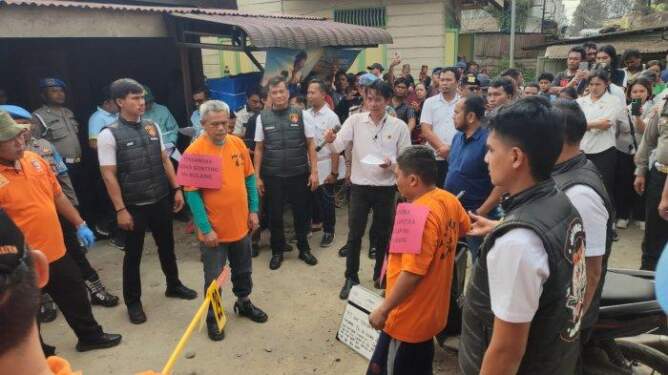 Foto: Bebas Ginting saat memperagakan adegan pada rekonstruksi pembunuhan wartawan Sempurna Pasaribu yang rumahnya dibakar.