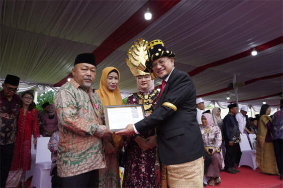 Foto: Penyerahan Penghargaan Masa Pengabdian (PMP) kepada salah satu penerima dengan masa kerja 25 Tahun, diserahkan oleh Region Head PTPN IV Regional I. (seputarsumut/ist)