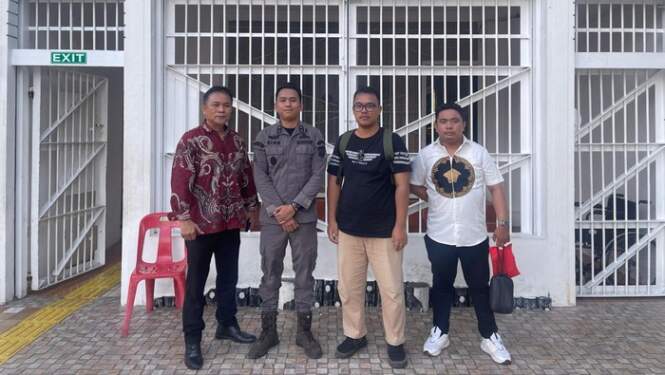 Foto: Palti Hutabarat bersama kuasa hukum dan JPU saat mengeksekusi putusan hakim di Lapas Labuhan Ruku.