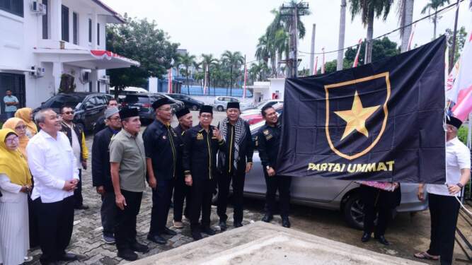 Foto: Pengibaran bendera Partai Ummat di Rumah Pemenangan Edy Rahmayadi menandai dukungan partai tersebut kepada Edy Rahmayadi di Pilgub Sumut 2024, Sumber : BS Putra/VIVA Medan