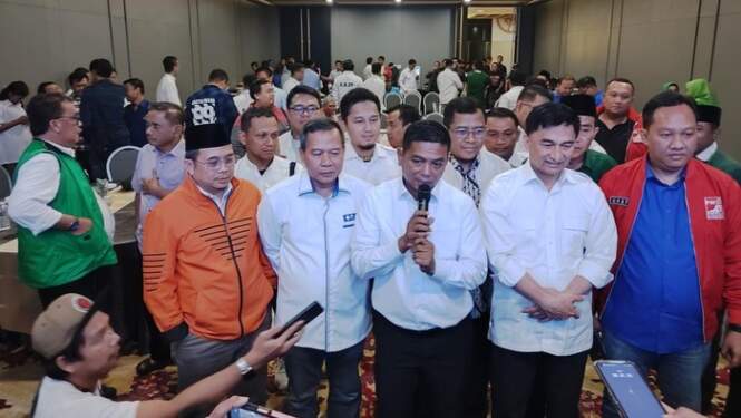 Foto: Pasangan Andra Soni-Dimyati Natakusumah bersama partai pendukung.