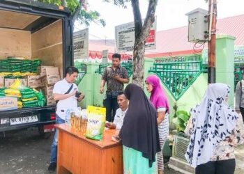 Mobil Pasar Murah Diserbu Warga, Minyak Goreng Cuma Rp13.500/Liter