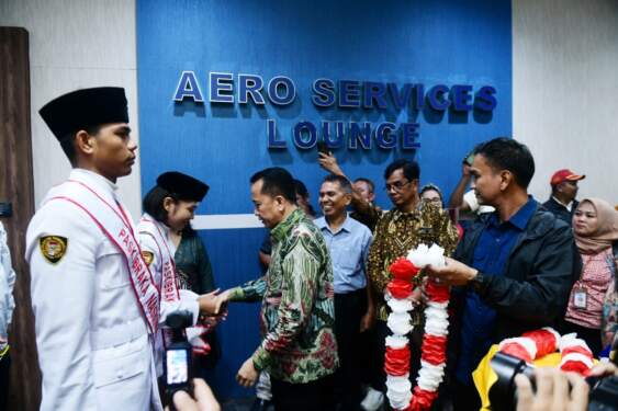 Foto: Pj Gubsu Agus Fatoni saat menyambut kepulangan 2 anggota Paskibraka Nasional asal Sumut di Bandara Kualanamu.
