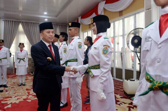 Foto: Pj Gubsu Agus Fatoni memberi selamat kepada para anggota Paskibraka Sumut 2024 yang baru dikukuhkan.