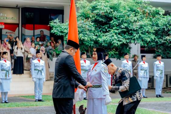 Foto: Wali Kota Medan Bobby Nasution menyematan secara simbolis kendit latihan lepemimpinan perintis pemuda kepada anggota Paskibraka di Balai Kota Medan, Kamis (15/9/2024).