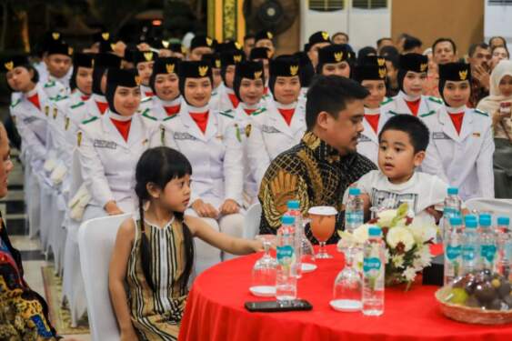 Foto: Wali Kota Medan Bobby Nasution ditemani dua buah hatinya saat menjamu makan malam Paskibraka Kota Medan. Ist