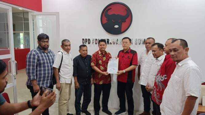 Foto: Prof Ridha Dharmajaya saat menerima surat tugas dari PDIP untuk maju sebagai Bakal Calon Wali Kota Medan periode 2024-2029.