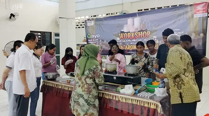 Foto: Aktivitas workshop bertajuk “ Daur Ulang Minyak Jelanta Menjadi Lilin Aroma Terapi “ yang berlangsung pada Minggu, 4 Agustus 2024.(Ist)