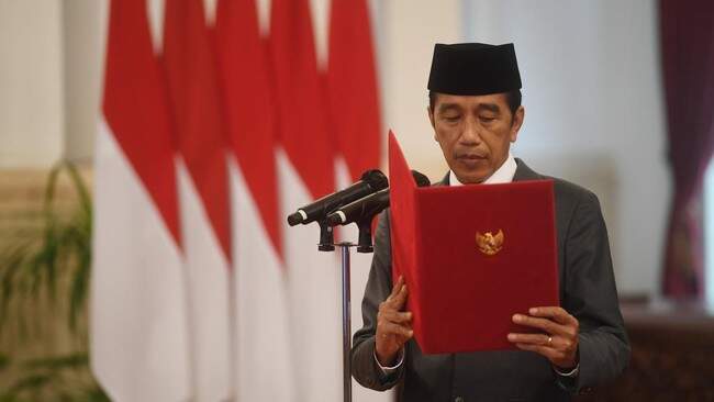 Foto: Presiden Jokowi membagikan gelar tanda jasa untuk 23 orang menteri yang mendukung pemerintahannya sejak 2014.