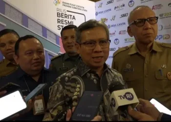 Deputi Bidang Statistik Sosial BPS Pusat Ateng Hartono (tengah) didampingi Kepala BPS Sumut Asim Saputra (kiri) dan Asisten Ekonomi dan Pembangunan Pemprovsu, Arman Effendi Pohan (kanan) pada peluncuran aplikasi ALUSi di Medan saat diwawancarai media.(Ist)