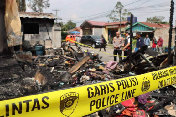Foto: Pembakaran rumah wartawan Tribrata TV Sempurna Pasaribu di Kabupaten Karo.