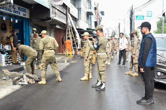 Foto: Penertiban PKL di kawasan Jalan Gatot Subroto Medan.