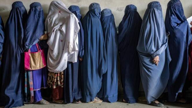Foto: Perempuan Afghanistan menunggu untuk menerima jatah makanan yang didistribusikan oleh kelompok bantuan kemanusiaan, di Kabul, Afghanistan. (AP/Ebrahim Noroozi)