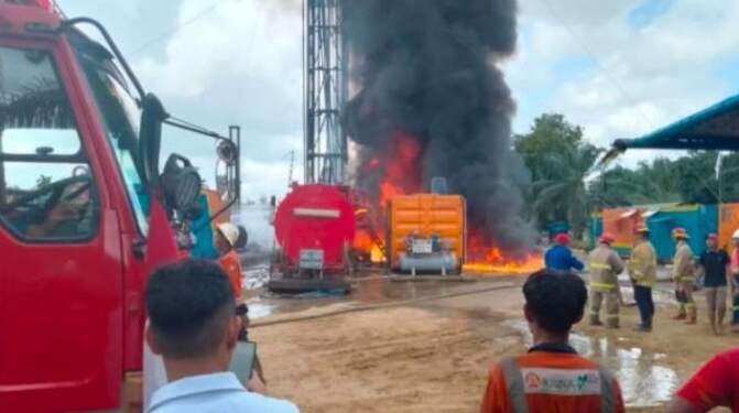 Foto: Sumur minyak milik Pertamina EP Field Rantau di Desa Bukit Tempurung, Kuala Simpang, Aceh Tamiang, terbakar, Sabtu (17/8/2024).