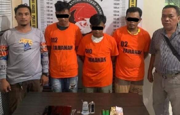 Foto: Para tersangka kasus narkoba saat di Kantor Polsek Tanah Jawa, Simalungun. (Dok Polres Simalungun)