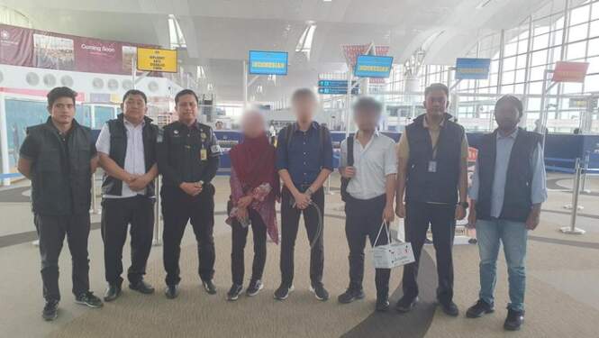 Foto: Petugas Imigrasi Medan saat mendeportasi 3 WN Malaysia dari Bandara Kualanamu.
