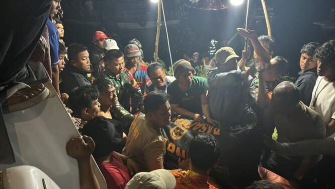 Foto: Petugas saat mengevakuasi korban.