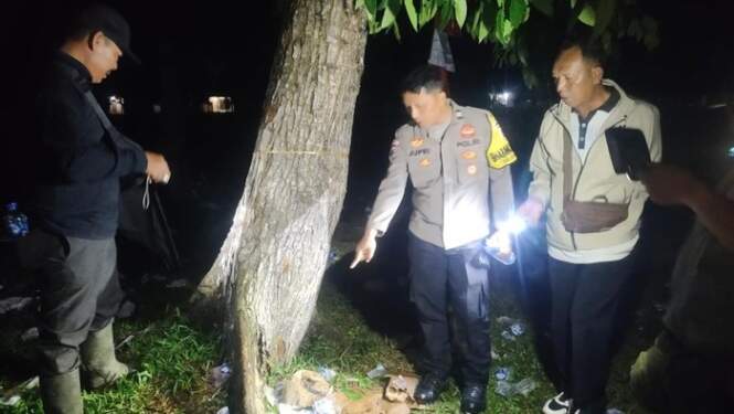 Foto: Pihak kepolisian saat mengecek TKP warga tersambar petir.