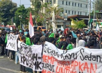 Mahasiswa Nyanyi ‘Jokowi Pulang’