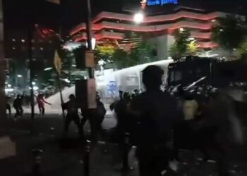 Demo Tuntut Jokowi Mundur Ricuh, Jurnalis Dihajar Polisi