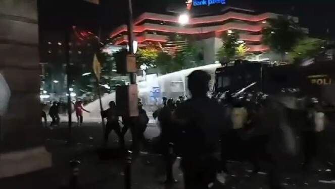 Foto: Polisi bentrok dengan pendemo tuntut Presiden Jokowi mundur di Semarang.