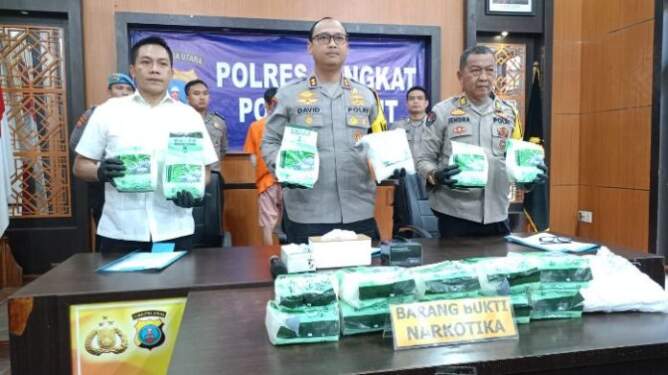 Foto: Kapolres Langkat, AKBP David Triyo Prasojo saat menunjukkan barang bukti 20 kg sabu.