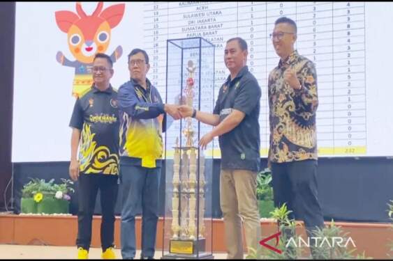Foto: Ketua PWI Pusat Henry CH Bangun menyerahkan piala bergilir dari Presiden Republik Indonesia untuk juara umum Porwanas XIV kepada Ketua PWI Kalsel Zainal Helmie saat penutupan Porwanas 2024 di Mahligai Pancasila Banjarmasin, Minggu (25/8/2024) malam. (ANTARA/Firman)