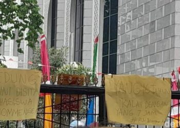 Mahasiswa ‘Sita’ Kantor DPRD Sumut!