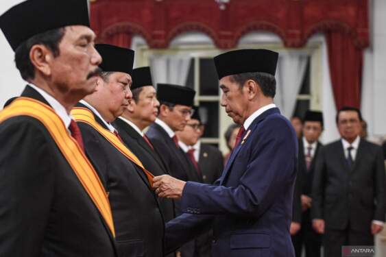 Foto: Presiden beri penghargaan 64 tokoh, mulai Surya Paloh, Prabowo Subianto, hingga Erick Thohir.