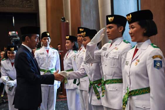 Foto: Presiden Joko Widodo (kedua kiri) saat menyalami anggota Paskibraka 2024 seusai upacara pengukuhan di Istana Negara, Ibu Kota Nusantara (IKN), Kalimantan Timur, Selasa (13/8/2024). ANTARA FOTO/Sigid Kurniawan/nym.