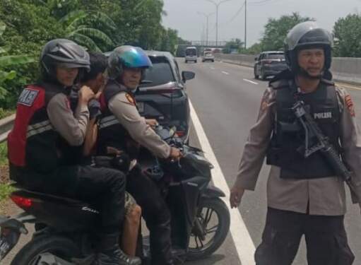 Foto: Tersangka pungli, Dahlan Gurning, saat diamankan dari lokasi kejadian dan dibawa ke Mapolres Pelabuhan Belawan.