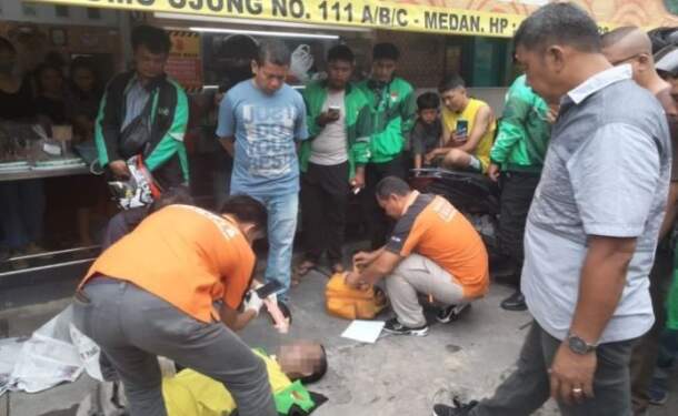 Foto: Tim Inafis memeriksa tubuh Darwin.